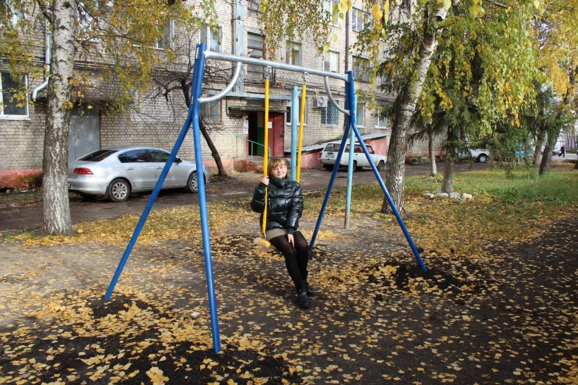 Фото качелей во дворах новых домов