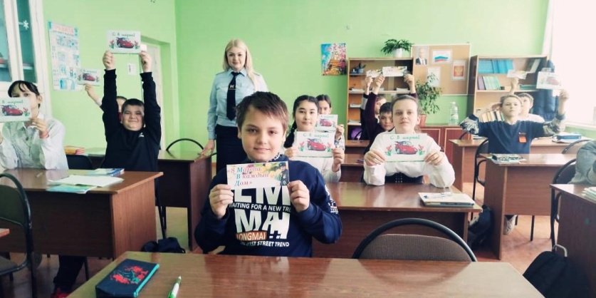 Учащиеся МОУ СОШ №5 города Ртищево подписали для автоледи к 8 марта открытки безопасности