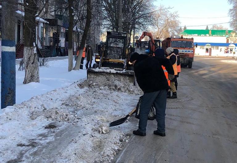 В городе продолжается вывоз снега и обрезка деревьев