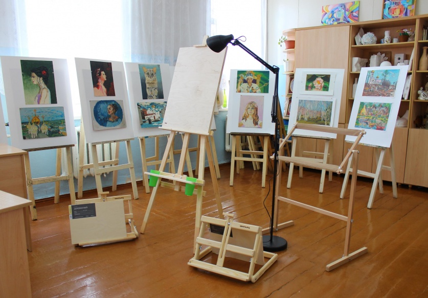 в Детскую школу искусств имени В.В. Толкуновой поступило оборудование для отделения изобразительного искусства