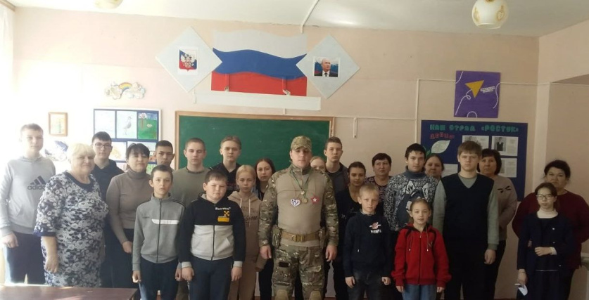 Ученики средней школы встретились с участником СВО