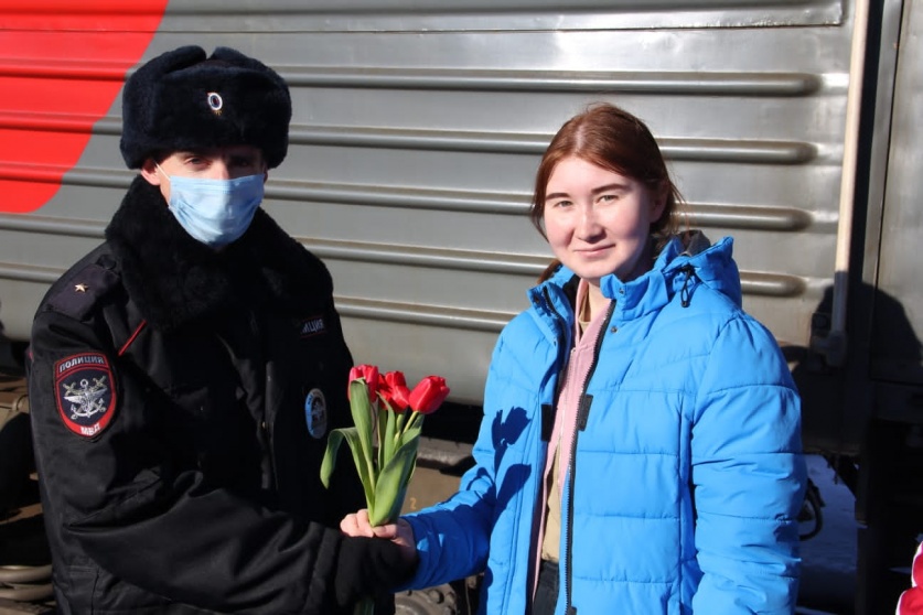 Сотрудники транспортной полиции решили, что очень важно подарить женщинам положительные эмоции еще в преддверии праздника