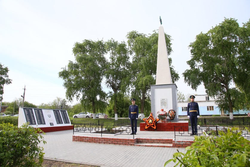 В нашем городе праздничные мероприятия традиционно стартовали возложением цветов к мемориальному комплексу на братской могиле воинов, умерших от ран в госпиталях г. Ртищево, на территории воинской части. 