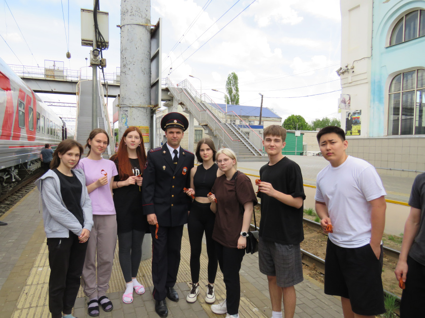 Сотрудники ЛО МВД России на станции Ртищево приняли участие в акции «Георгиевская ленточка».