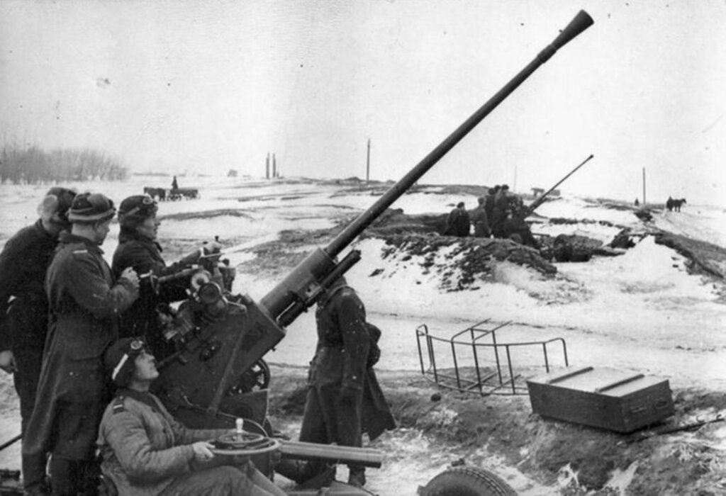 Расчеты 37-мм зенитных пушек 61-К Ладожской военной флотилии прикрывают «Дорогу жизни». 1943 г..jpg