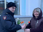 В Ртищеве транспортные полицейские дарили женщинам цветы