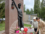 Ртищевцы возложили живые цветы к памятнику Героям-землякам и памятнику Детям войны.