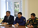 Сегодня, 7 октября, глава Ртищевского района Александр Жуковский провел личный прием членов семей военнослужащих, принимающих участие в специальной военной операции на Украине.