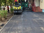 Сегодня подрядной организацией ведутся работы по асфальтированию тротуара на ул. Красная