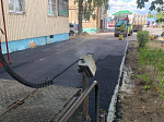 Сегодня подрядной организацией ведутся работы по асфальтированию тротуара на ул. Красная