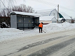 Продолжается расчистка тротуаров и территорий возле  остановочных павильонов