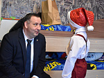 Сегодня глава Ртищевского района Александр Жуковский поздравил с наступающим Новым годом детей участника специальной военной операции на Украине Щеглова Дмитрия Владимировича.