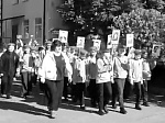 Ученики и педагоги провели акцию «Бессмертный полк» во дворе школы