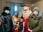 Полицейский Дед Мороз поздравил с Новым годом детей из многодетных семей