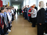 В память о тех, кто воевал, возле школы посадили молодой тополь