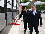 В нашем городе праздничные мероприятия традиционно стартовали возложением цветов к мемориальному комплексу на братской могиле воинов, умерших от ран в госпиталях г. Ртищево, на территории воинской части. 