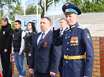 В нашем городе праздничные мероприятия традиционно стартовали возложением цветов к мемориальному комплексу на братской могиле воинов, умерших от ран в госпиталях г. Ртищево, на территории воинской части. 