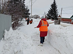 Продолжается расчистка тротуаров и территорий возле  остановочных павильонов