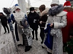 Полицейский Дед Мороз поздравил пассажиров с наступающим Новым годом