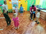 Пусть детство звонкое смеётся