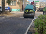 Сегодня подрядной организацией ведутся работы по асфальтированию тротуара на ул. Красная