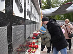 Ртищевцы возложили живые цветы к памятнику Героям-землякам и памятнику Детям войны.