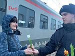 В Ртищеве транспортные полицейские дарили женщинам цветы