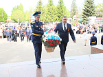 В нашем городе праздничные мероприятия традиционно стартовали возложением цветов к мемориальному комплексу на братской могиле воинов, умерших от ран в госпиталях г. Ртищево, на территории воинской части. 