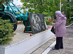Ртищевцы возложили живые цветы к памятнику Героям-землякам и памятнику Детям войны.