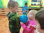 Пусть детство звонкое смеётся