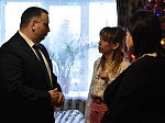 Сегодня глава Ртищевского района Александр Жуковский поздравил с наступающим Новым годом детей участника специальной военной операции на Украине Щеглова Дмитрия Владимировича.