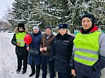 В День Святого Валентина автоинспекторы совместно с юными помощниками из отряда ЮИД МОУ «СОШ №2» организовали и провели акцию «Я люблю ПДД»