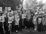 Ученики и педагоги провели акцию «Бессмертный полк» во дворе школы