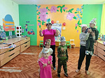 Пусть детство звонкое смеётся