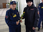 Сотрудники ЛО МВД России на станции Ртищево поздравили женщин с 8 Марта   