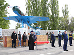 В нашем городе праздничные мероприятия традиционно стартовали возложением цветов к мемориальному комплексу на братской могиле воинов, умерших от ран в госпиталях г. Ртищево, на территории воинской части. 